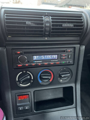 bmwz3blaupunkt.jpeg
