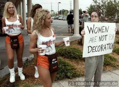 202-hooters.jpg