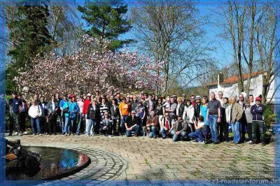 klein-Gruppenfoto_Baumplanzung.jpg