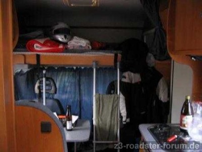 Frontansicht innen mit 147cm x 204cm Bett Alkoven und Sitzgruppe.jpg