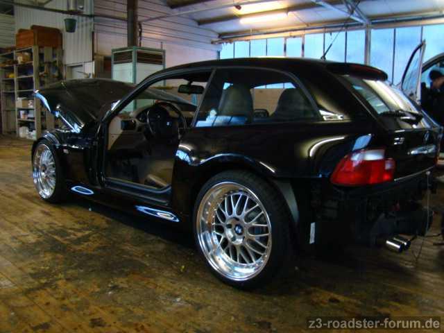 Seitenwand, Schweller und Kotflügel wieder montiert ;-)