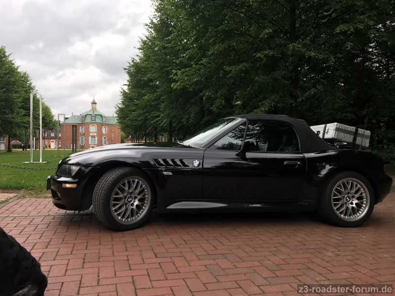Vor Schloss Clemenswerth im Emsland