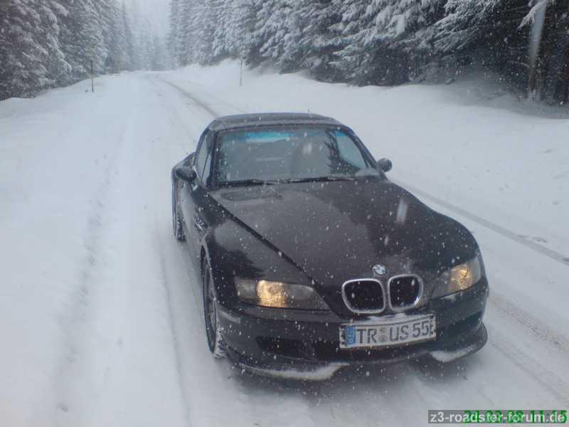 Schnee und blauer Himmel
