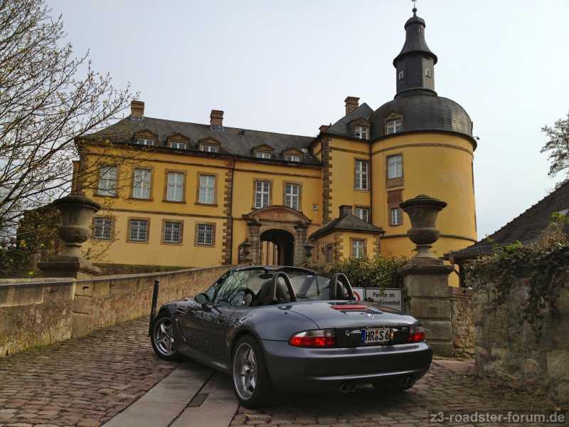 Vor dem Schloss Friedrichstein in Bad Wildungen