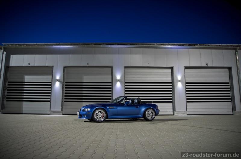 blaues Auto, blaue Stunde