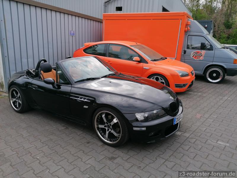 Auf dem Parkplatz der Halle 77