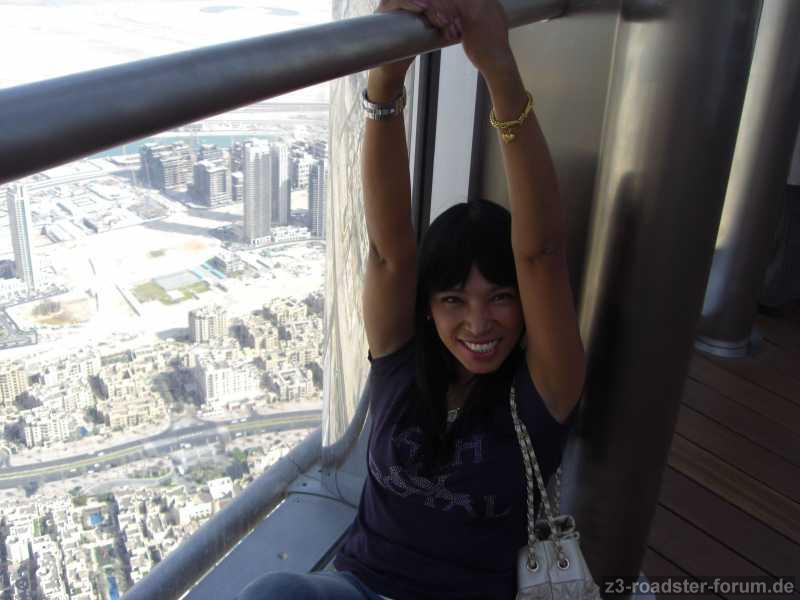 Meine Frau Wilai auf dem Burj Khalifa