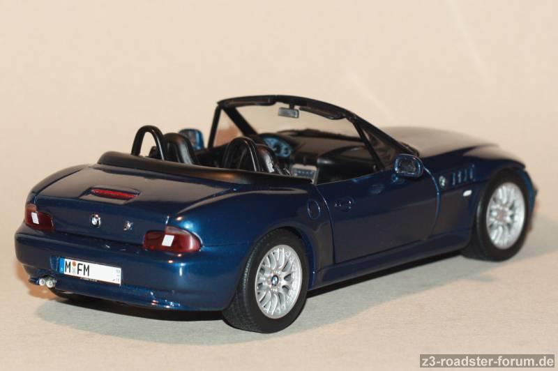 UT 1:18 Topasblau