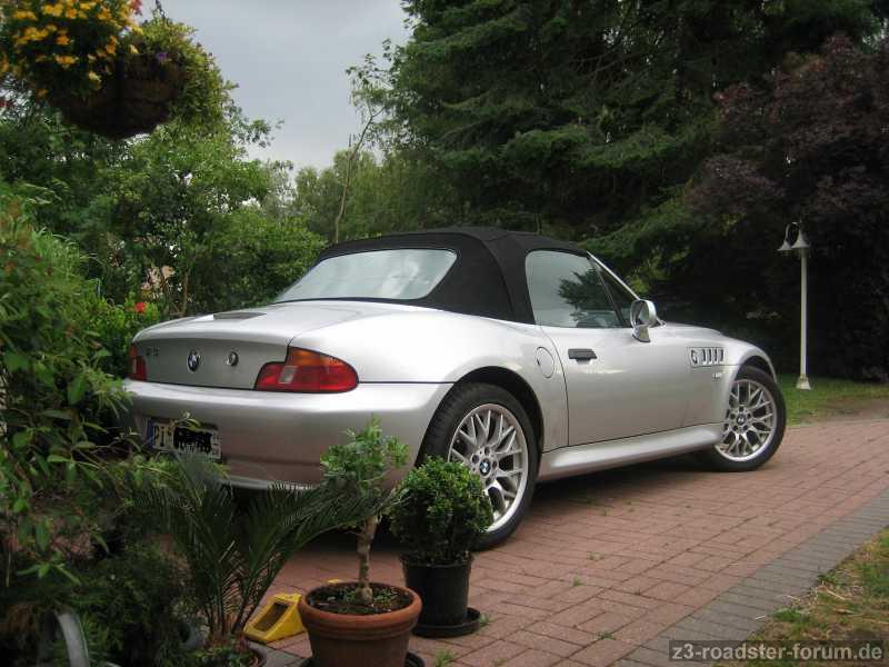 Mit Mischbereifung und anderen Felgen.