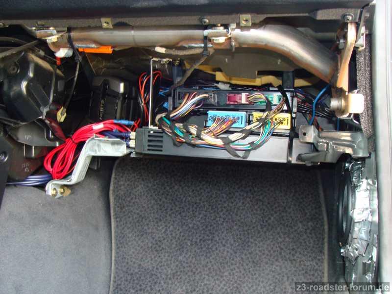 Eton Ma 75.4 Endstufe hinter dem Handschuhfach 2