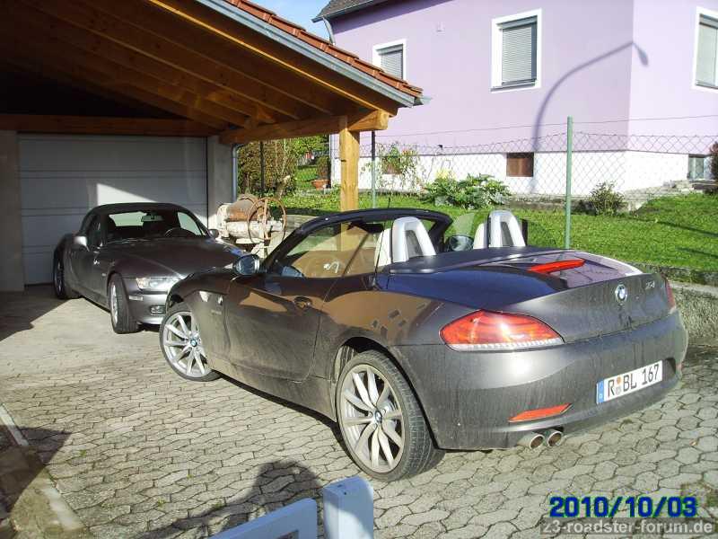 Z3 und Z4 in der Hofeinfahrt