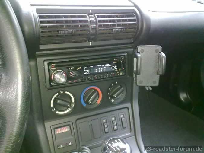 Handyhalter am Radioschacht
