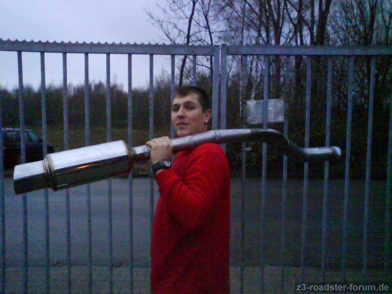 Ein Kollege nach dem schweißen mit meinem Auspuff! Einzelstück ;)