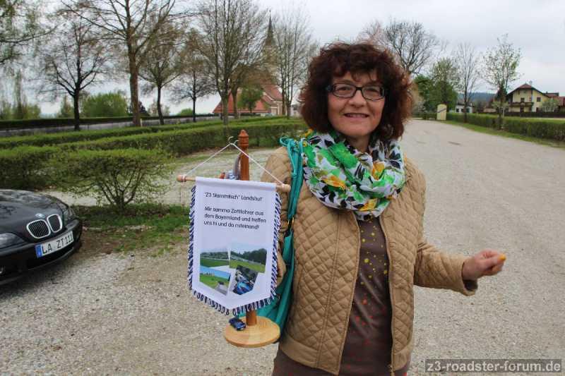 Eve mit dem neuen Stammi-Wimpel