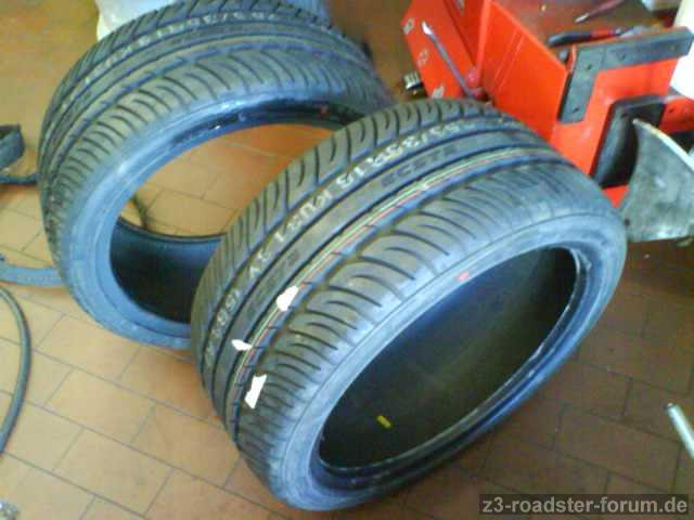 frisches Gummi 255/35x18
