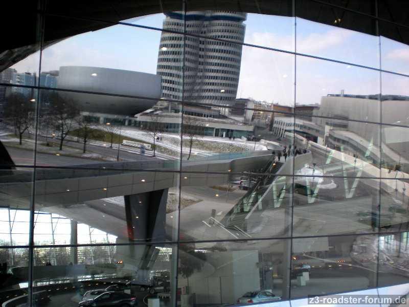 Das BMW Museum und das Headquater spiegeln sich in der Hülle der BMW Welt