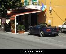 Lieblingsauto vor Lieblingsbar (Toskana 2007)
