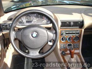 Innen: Leder beige mit Holz