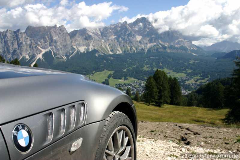Blick auf Cortina d'Ampezzo aus halber Höhe zum Falzarego-Paß