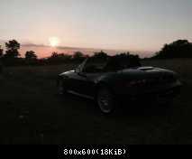 Der Roadster im Sonnenuntergang.