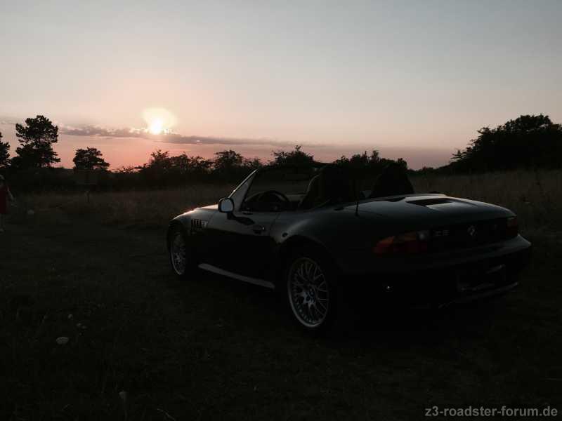 Der Roadster im Sonnenuntergang.